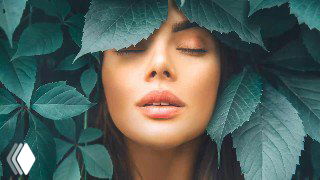 Портрет женщины с закрытыми глазами среди зелёных листьев, символизирующий спокойствие, релаксацию и связь эмоционального состояния с состоянием тела.