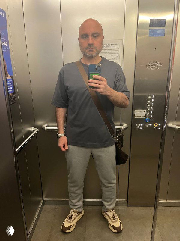 Фото в зеркале лифта: автор в повседневной одежде, полный рост, демонстрация текущего внешнего вида после изменений в весе.