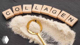 Изображение: порошкообразный коллаген в ложке на тёмной поверхности и буквы COLLAGEN — иллюстрация маркетинга добавок.