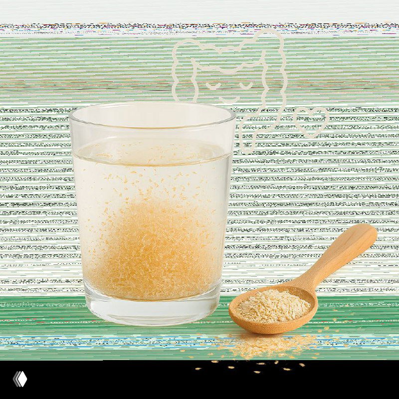 Стакан воды с набухающим псиллиумом (оболочки подорожника), рядом деревянная ложка с порцией порошка для разведения и дозировки.