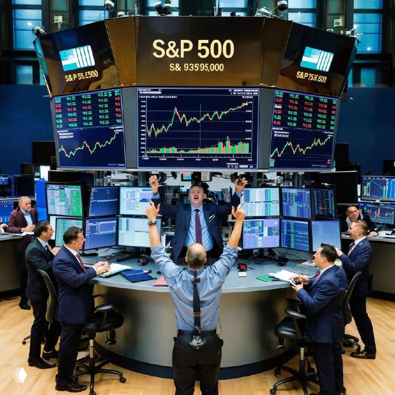 Торговый зал биржи с большими экранами S&P 500, графиками и трейдерами на фоне — иллюстрация рыночной активности и динамики индекса.