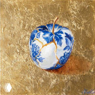 Изображение: художественно расписанное яблоко в стиле синего фарфора на золотом фоне — декоративная живопись, символичный арт-объект.