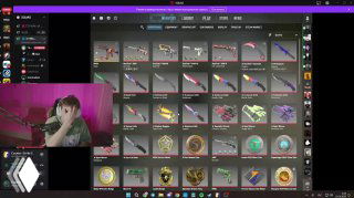 Скриншот стрима и инвентаря CS2: в центре сетка с множеством скинов и ножей, в углу экрана видно лицо стримера и интерфейс торгов.