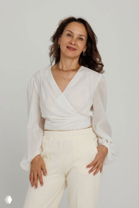 Портрет женщины в белой блузе на нейтральном фоне, студийная фотография, иллюстрация эстетики бренда косметики.