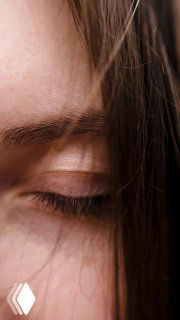 Крупный план лица: закрытый глаз, ресницы и кожа вокруг, показывающие текстуру и состояние кожного покрова в контексте заботы о микробиоме.