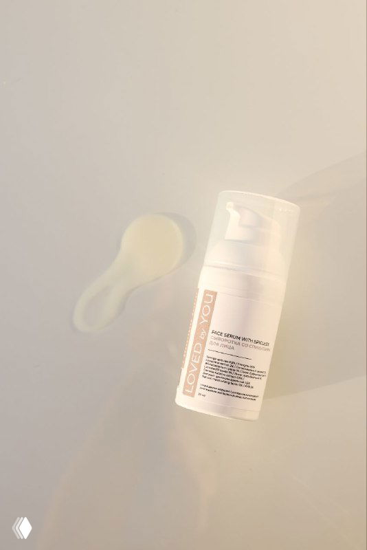 Фотография флакона сыворотки на светлом фоне; рядом видна текстура продукта — капля и упаковка, демонстрирующие дизайн и формат.