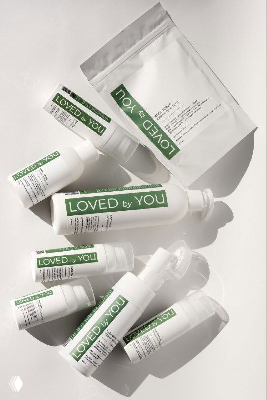 Флаконы и саше с брендом Loved by You на светлом фоне — фотография продукции косметики с пробиотиками.