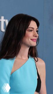 Портрет женщины в голубом платье крупным планом на светлом фоне, демонстрирующий макияж и тон кожи в контексте косметического поста.