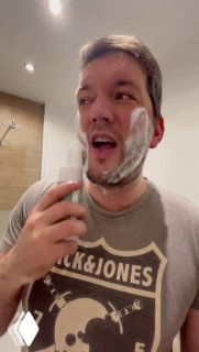 Мужчина в ванной с пеной на лице держит электробритву; сюжет показывает утренний уход и проблему раздражений кожи после бритья.