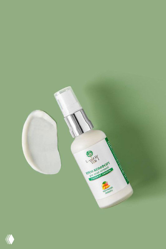 Флакон косметического средства Loved by You на зелёном фоне рядом с оттиском крема — иллюстрация продуктов с молочной кислотой