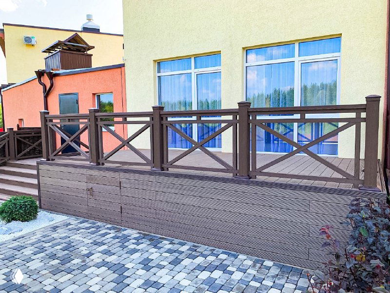 Паттерн ограждения и цоколя террасы, облицованной композитной доской ProDecking коричневого оттенка, показаны декоративные элементы и укладка.