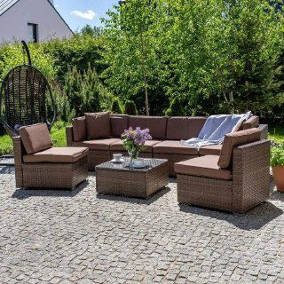 Полный вид садового комплекта из искусственного ротанга на мощёной площадке у дома, кресло-качели и зелёная растительность на фоне