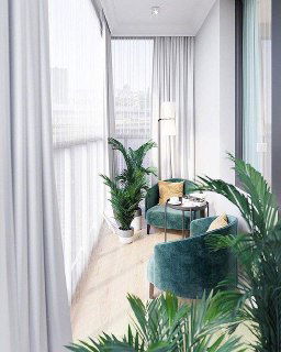 Высокие искусственные растения на светлом балконе рядом с креслом и столиком — декоративный акцент для небольшого пространства.