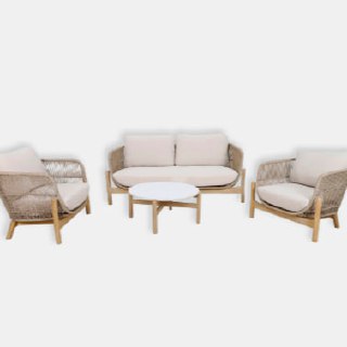 Диванная группа TALARA из тика: диван, два кресла и круглый столик с мягкими светло‑бежевыми подушками, показано на белом фоне.