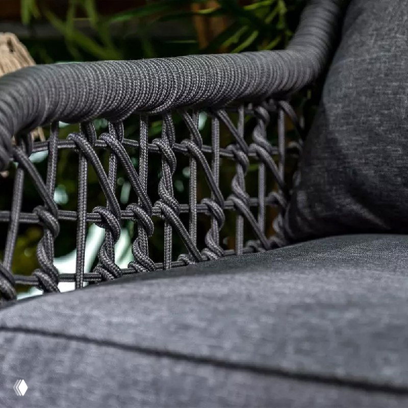 Деталь верёвочного плетения кресла LUCCA: узлы, переплетения и текстура материала на фоне мягкой тёмной обивки и подушки.