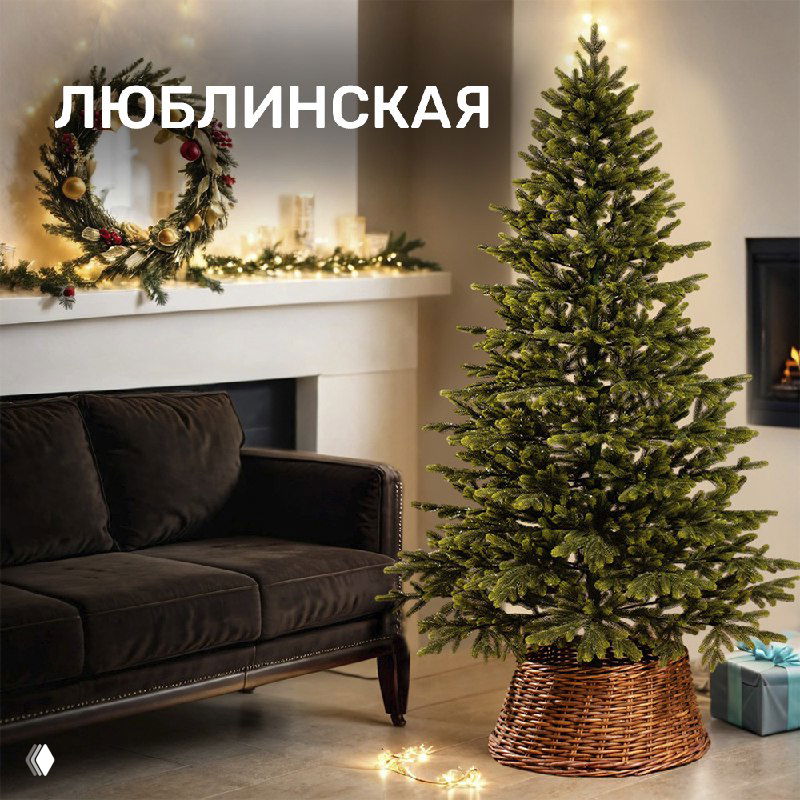 Ёлка «Люблинская» с молодыми побегами, имитирующая естественную текстуру живой ёлки, тёмно-зелёные ветви и аккуратная форма в интерьере