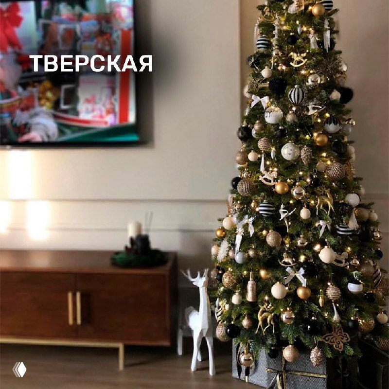 Густая и компактная модель «Тверская» в украшенном интерьере: классическая декорированная ёлка, аккуратно вставленная в небольшой угол комнаты для уюта.