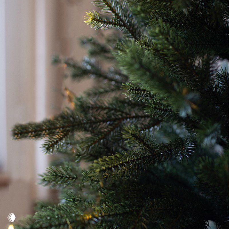 Крупный план веток литой ёлки «Уральская»: реалистичные иголки, текстура ветвей и аккуратная сборка, демонстрация оттенка зелёного.