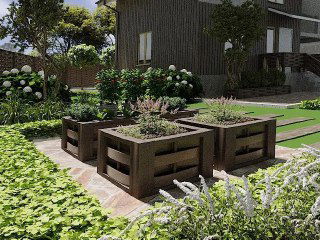 Набор декоративных клумб и высоких грядок, собранных из полимерной коры, на ухоженном участке с цветами и дорожками; пример декоративного использования материала.