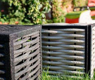 Крупный план плетёной полимерной лозы и её текстуры: переплетение волокон, декоративная отделка углов и применение в садовой мебели и органайзерах.