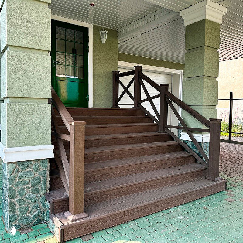 Крыльцо и лестница, облицованные ДПК: ступени и перила из композитной доски у входа, коричневый оттенок и текстура