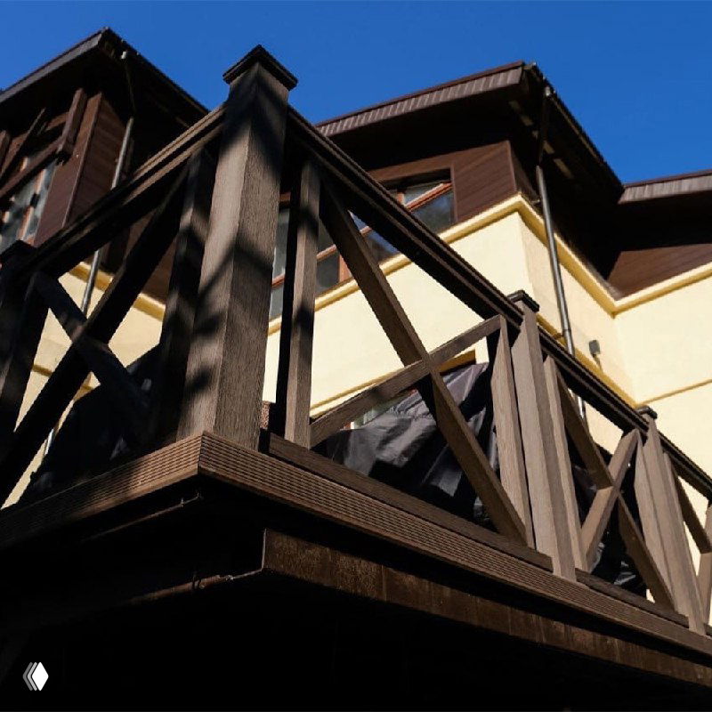 Балкон с перилами и настилом из ДПК: тёмно-коричневый цвет, выраженная текстура древесного рисунка и крепления