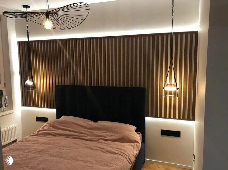 Спальня с брусковыми панелями ДПК в изголовье кровати, мягкое освещение, темный изголовье и уютная атмосфера.