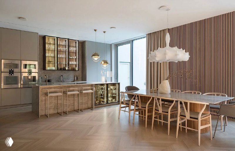 Кухня-столовая с брусковыми панелями на фоне обеденной зоны, светлые деревянные и металлические акценты создают стильный контраст.