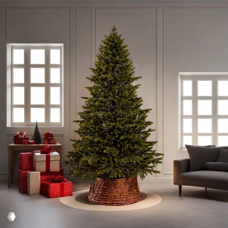 Зелёная ёлка ПВХ в шоу-руме: тонкие упорядоченные ветви, ровная коническая форма и простой практичный вид для украшения дома.