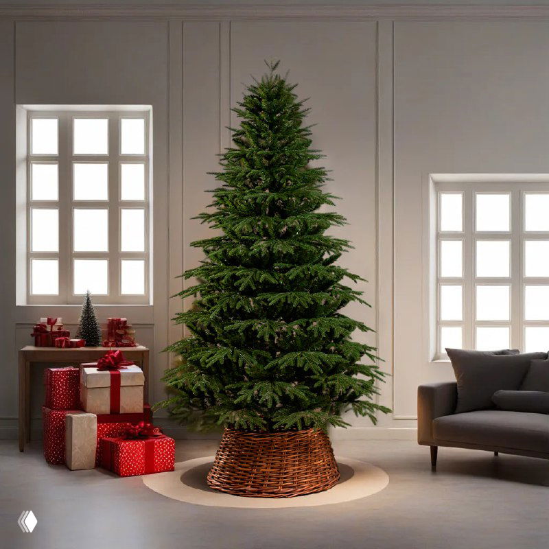 Узкая высокорослая искусственная ёлка в магазине, ступенчатая форма ветвей и аккуратная презентация рядом с окнами и декором.