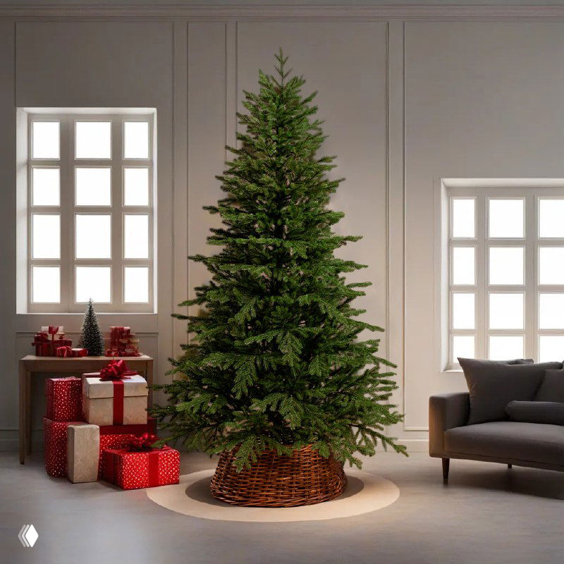 Ещё одна зелёная модель искусственной ёлки в демонстрационном пространстве, вид спереди показывает плотность и форму ветвей для оценки покупателя.