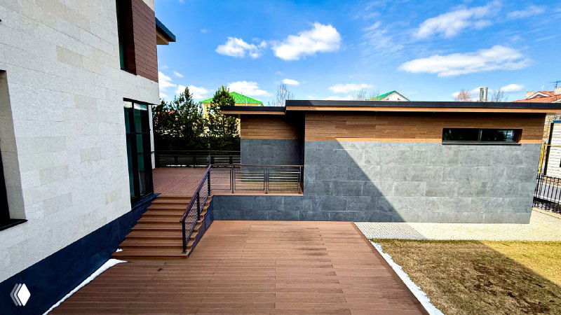 Терраса и лестница у низкой пристройки, общий план участка, демонстрация непрерывного настила и переходов между уровнями.