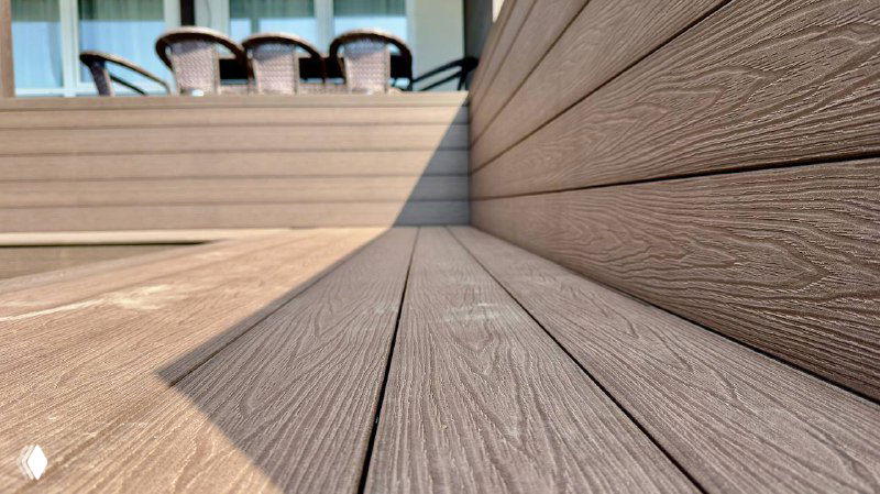 Крупный план текстуры ДПК Polivan на настиле: рельефная поверхность, чистая укладка досок и аккуратные стыки, демонстрация материала вблизи.