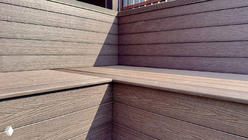 Угловая встроенная лавка на террасе: соединение досок, аккуратный запил и компактное решение для сидения в углу в тон основного настила.