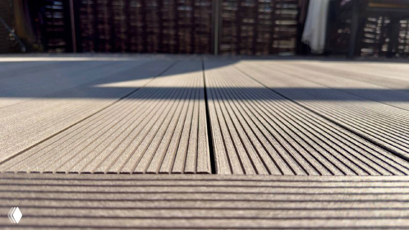 Профильный план настила из ДПК: текстура и стыки досок, демонстрирующие качество поверхности и ровную укладку на террасе частного дома.