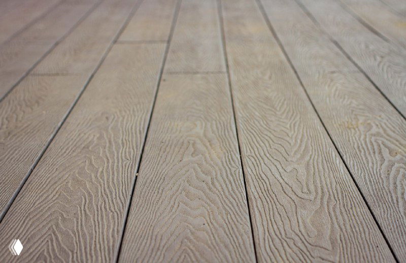 Макрокадр поверхности террасной доски Polivan SINGARAJA с выраженным 3D-рельефом, обеспечивающим противоскользящие свойства и матовую текстуру