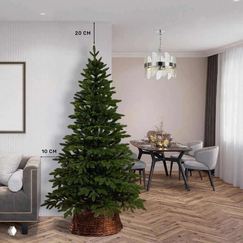 Высокая узкая искусственная ёлка в комнате с разметкой высоты: показаны пропорции для потолка 2,5 м и пример расположения мебели рядом.