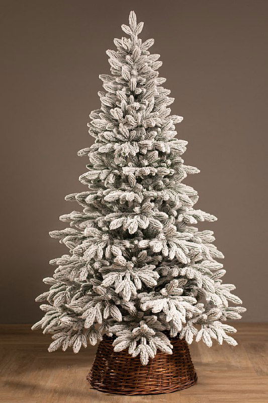 Полный вид искусственной заснеженной ёлки «Донская» на нейтральном фоне; видно форму, плотность хвои и равномерное снежное покрытие ветвей.