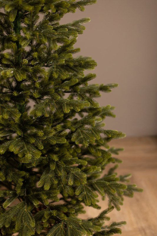 Частичный вид наброска нижних ветвей искусственной ёлки «Люблинская», демонстрация глубины и естественной формы при посадке в комнате.