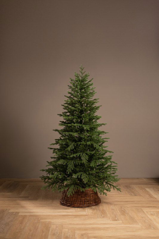Полноразмерная искусственная ёлка в интерьере на светлом деревянном полу, вид спереди, густые литые лапки и натуральный глубокий зелёный цвет.
