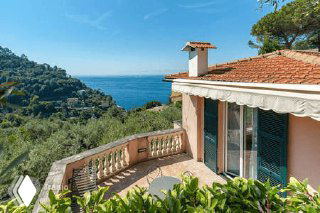 Терраса прибрежной итальянской виллы с видом на море и оливковые деревья — иллюстрация недвижимости для покупки в Италии.