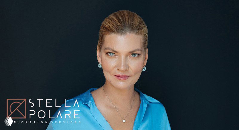 Портрет женщины в деловом образе на тёмном фоне, с логотипом Stella Polare; фото для оформления страницы иммиграционного сервиса.