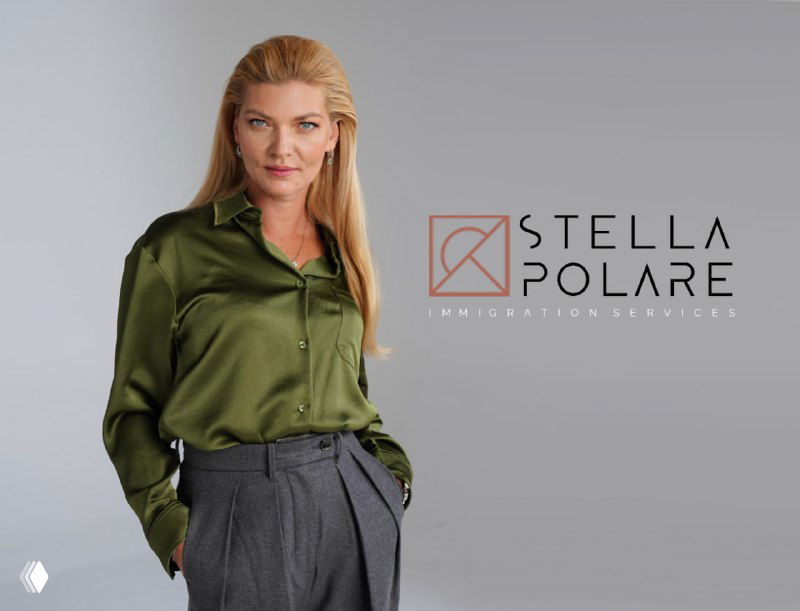 Портрет женщины-эксперта на нейтральном фоне с логотипом Stella Polare — фотография Олеся Шихарева как авторки поста о шенгене и ВНЖ.
