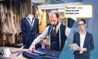 Портной за работой в ателье примеряет костюм на манекен, рядом женщина с документами и на фоне висят готовые костюмы — иллюстрация к метафоре о шитье или покупке готового.
