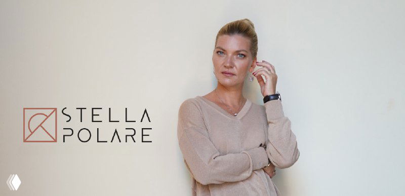 Портрет женщины в светлом свитере на нейтральном фоне; рядом крупно виден логотип «Stella Polare». Иллюстрация автора и бренда иммиграционного сервиса.
