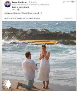 Мужчина на колене делает предложение женщине на пляже: кадр из вирусного поста Bryan Shankman с морским побережьем и скалами на заднем плане.