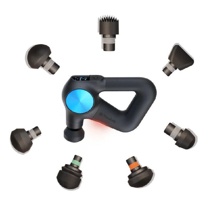 Перкуссионный массажер Theragun PRO Plus: чёрно‑синий корпус с голубой вставкой в центре, вокруг разбросаны сменные насадки на белом фоне, вид спереди.