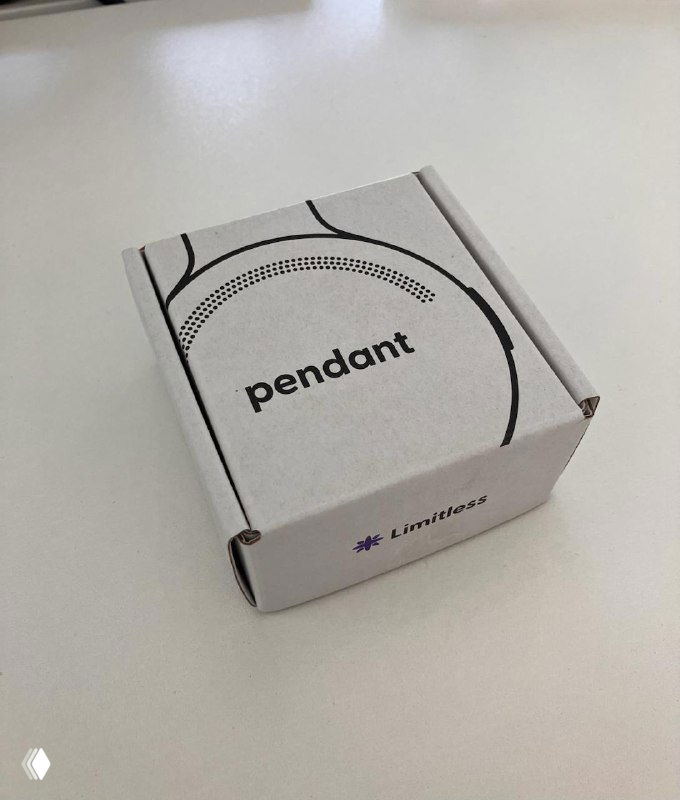 Упаковка Limitless Pendant на белом столе: небольшая коробка с надписью "pendant", минималистичный фирменный дизайн и вид сверху на коробку.