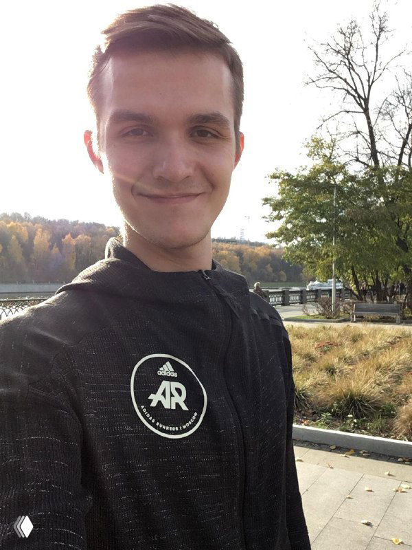 Селфи автора в спортивной форме на фоне парка — видна эмблема Adidas Running Club; кадр передаёт настроение после пробежки.