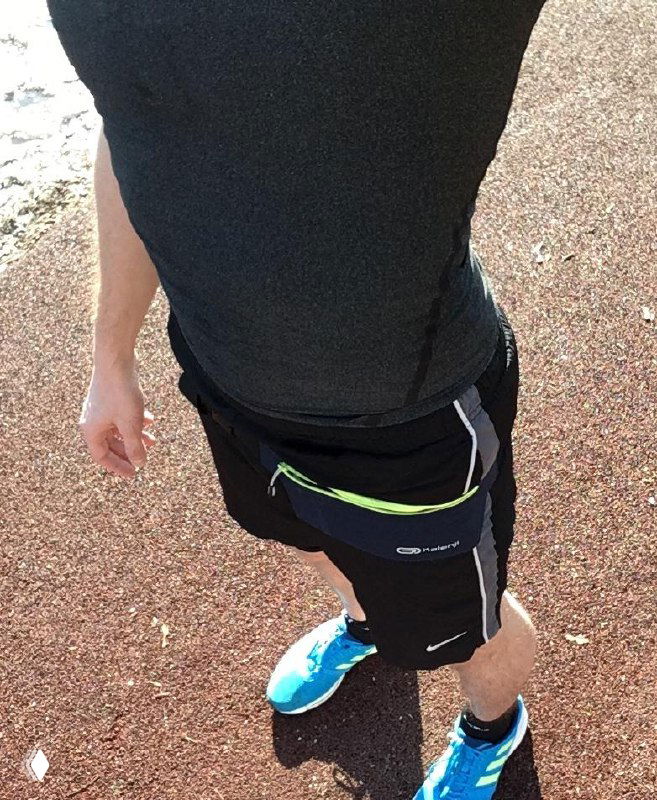 Нижняя часть тела автора и кроссовки Altra на беговой дорожке — видны широкая носочная часть и посадка обуви при походке и пробежке.